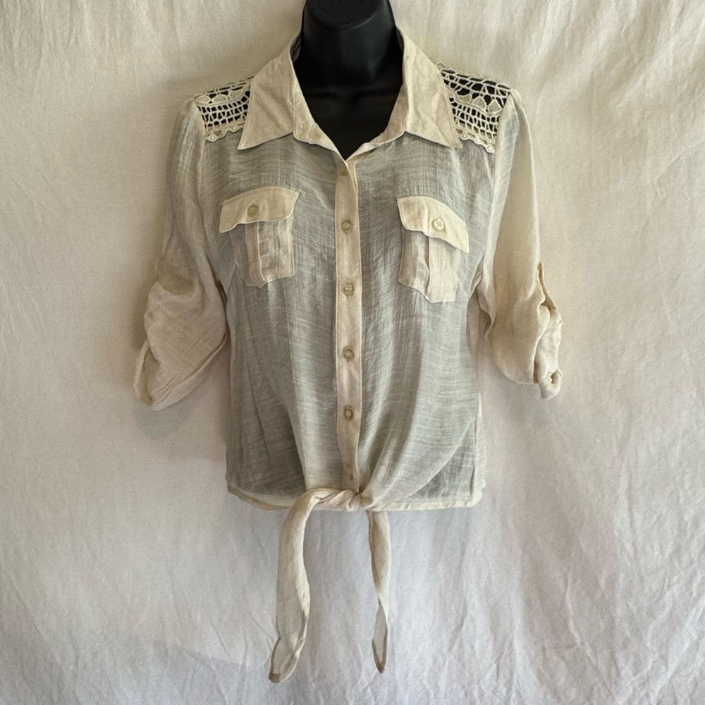 E-86 Edge Cream Lace Shoulders Tie Front 1/2 Sleeve Button Down Blouse Size M